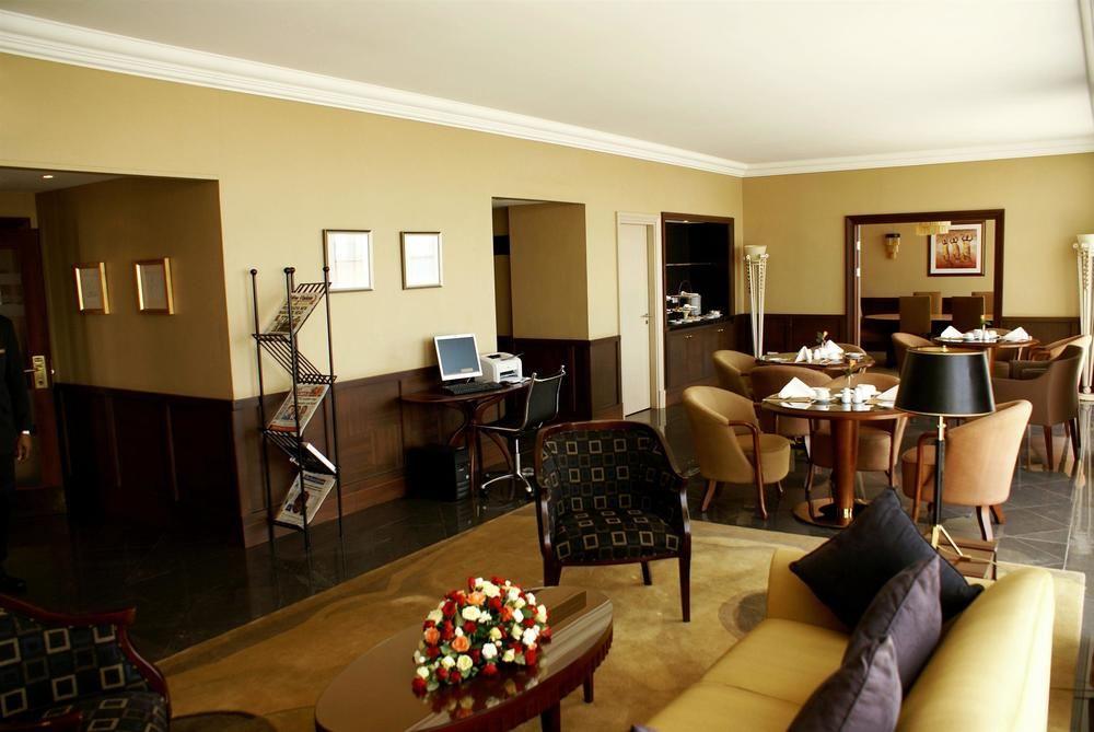 Sheraton Kampala Hotel Екстер'єр фото